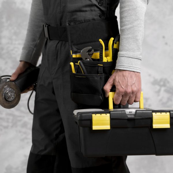 Técnico de Don Frío con herramientas listas para reparación y mantenimiento de electrodomésticos.